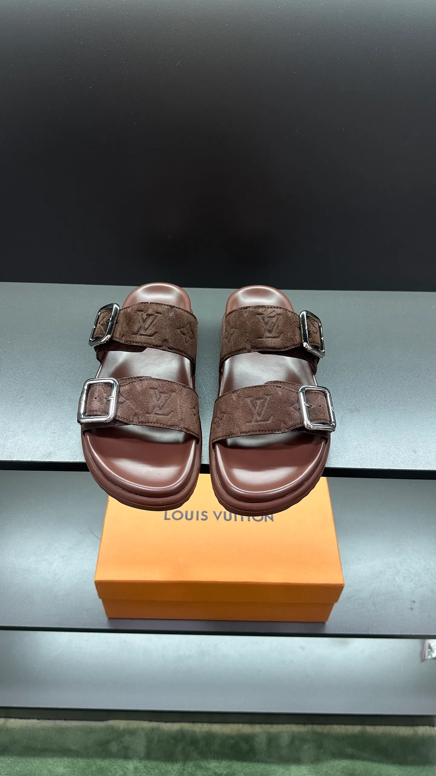P340 🔍LV Men's Spring and Summer Slippers Counter Synchronization. The uppers are imported cowhide fabrics from Italy, with logo graphics and high-quality craftsmanship. Soles: original soles specially provided by the original factory. Exclusive movable molded soles are super comfortable. Original factory follow-up orders. 🔍🔍High quality. You can enter and leave the counter at will. Welcome to compare. Code number 38-45 No. 058
